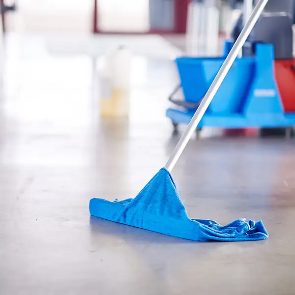 Technicienne de surface nettoyant des sols