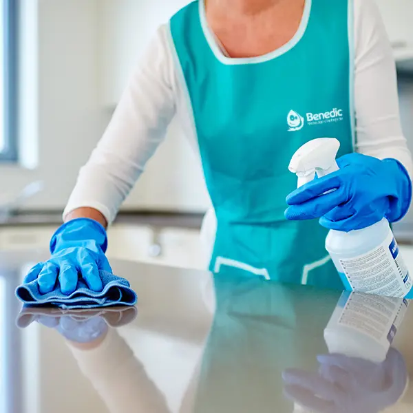 Technicienne de surface nettoyant le sol