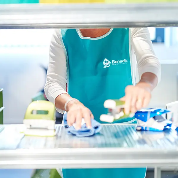 Technicienne de surface nettoyant une rampe d'escalier